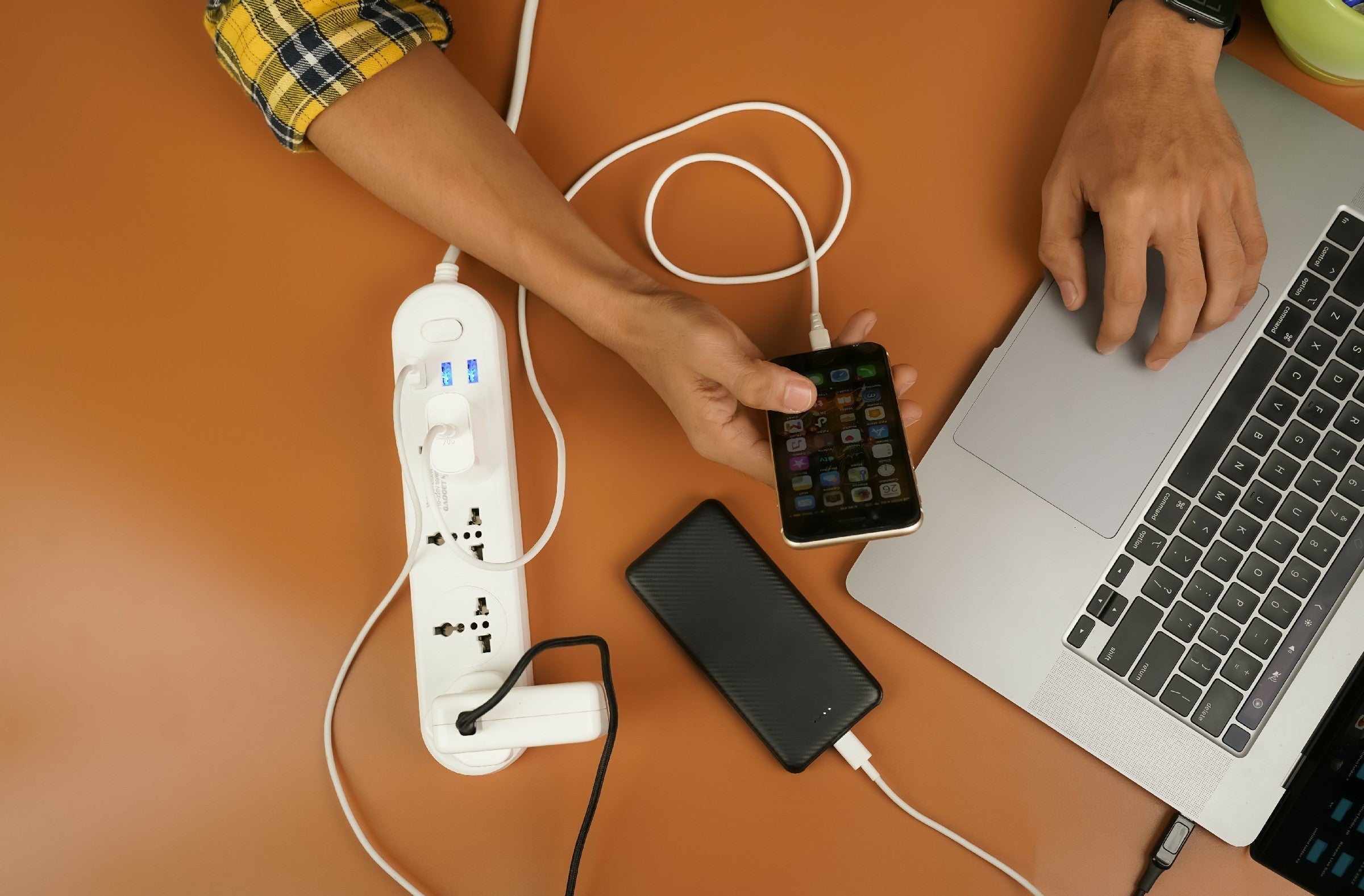 GADGET MAX GMSC02 2500W 10A MAX 4 PORTS AND 3USB 2M(US) (110-220V) (50-60Hz), (Power Socket)