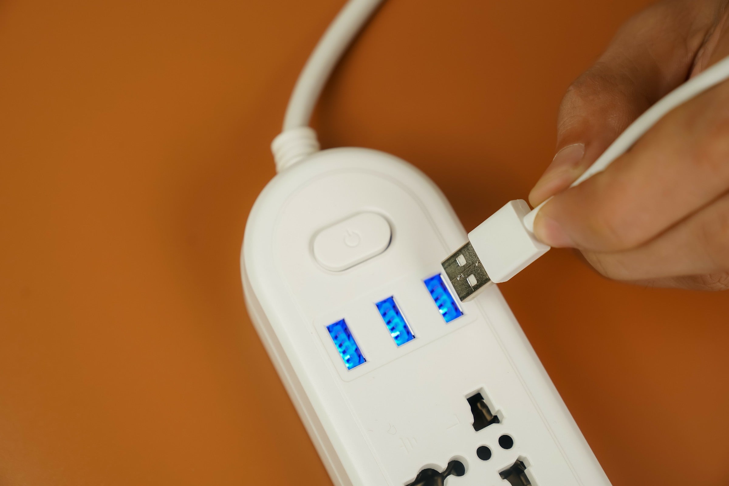 GADGET MAX GMSC02 2500W 10A MAX 4 PORTS AND 3USB 2M(US) (110-220V) (50-60Hz), (Power Socket)